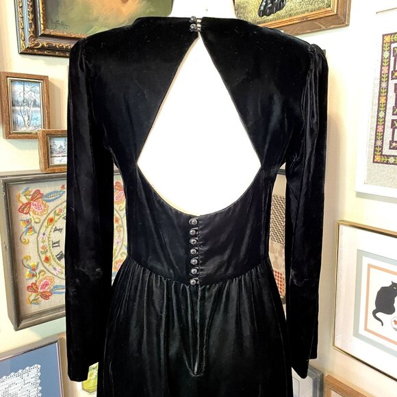 80s Vintage Lanz Black Velvet Modest Long Sleeve Midi Dress with Giant Keyhole - Picture 5 of 6